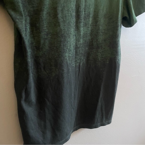 GUESS Green & Black Ombré Graphic V-Neck Cotton Tee - Size Small - Picture 10 of 11